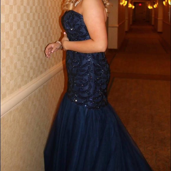 Formal gown - Picture 2 of 4